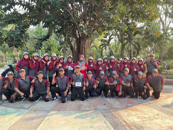 Tim Gerak Jalan Guru dan Karyawan SMP 2 Mejobo