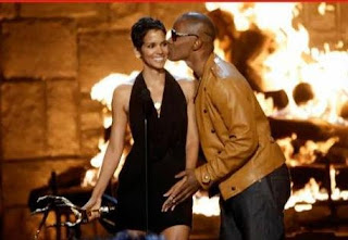 Halle Berry & Jamie Foxx Kissing photo