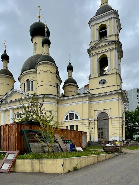 Самокатная улица, Троице-Введенский приход у Салтыкова моста, храм Троицы Живоначальной у Салтыкова моста