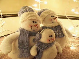 a-happy-snowman-family