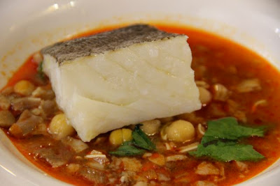 Lomo de bacalao con oreja de cerdo ibérico, garbanzos y "malas hierbas" del huerto de Miguel Ángel de la Cruz. Blog Esteban Capdevila