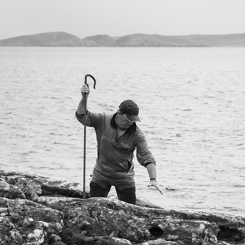 Kevin Percival, fotos en blanco y negro, imagenes de hombre trabajando en lago