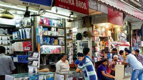 यहाँ है भारत का सबसे सस्ता मोबाइल मार्केट : 500 में स्मार्टफोन, 10-20 रुपये में कवर टेंपर