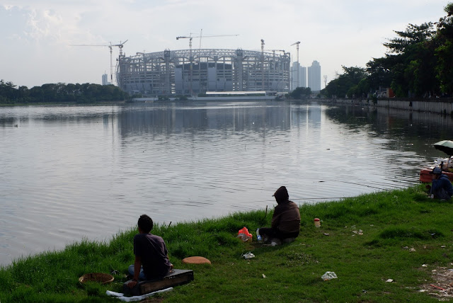 memancing di danau cincin