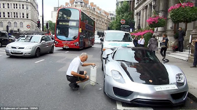 Saudi Porsche 918 Spyder owner washes car on london street