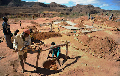 Kegiatan penambangan manual yang dilakukan masyarakat lokal di Madagaskar, Afrika. Para penambang berusaha   menemukan batu safir menggunakan peralatan sederhana seperti cangkul dan ayakan