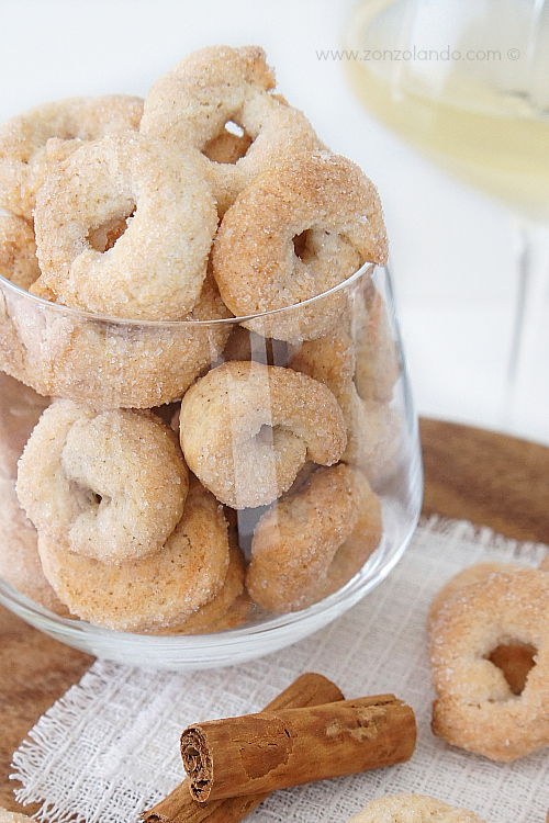 Biscotti al vino bianco e cannella ciambelline taralli dolci ricetta - white wine and cinnamon cookies recipe