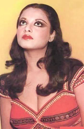 Rekha deep cleavage