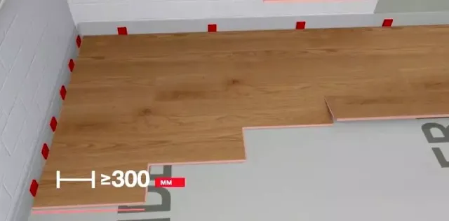Görselde, laminat parke döşemesinde sıra başlarında 30 cm'den küçük parçaların kullanılmaması gerektiği vurgulanmaktadır.