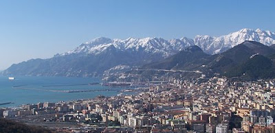 Tancredo, príncipe de Salerno, mate al amán de la seua filla y li envíe an ella lo seu cor a dins de una copa de or; ella, ficán a la copa aigua envenenada, se la beu y se mor. 