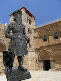 Estátua de Godofredo de Bouillon. Fundo: igreja do Santo Sepulcro