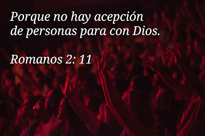 Personas en concierto adorando a Dios