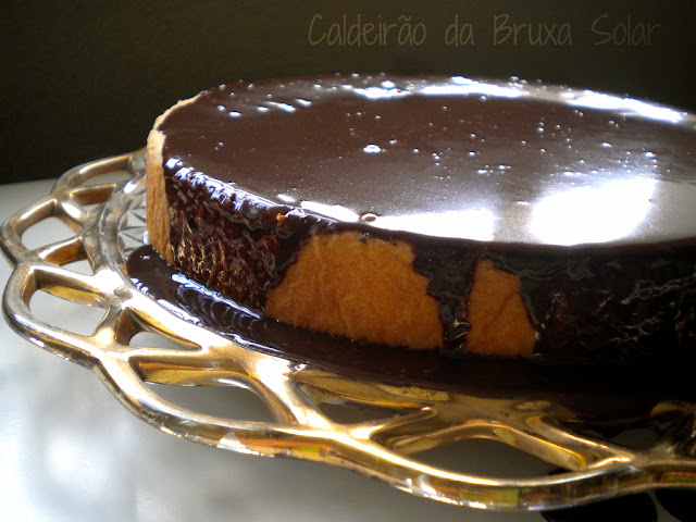 Bolo de coco e cobertura de chocolate