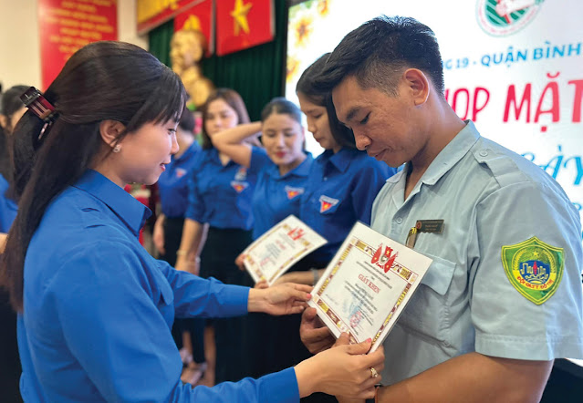 Đồng chí Nguyễn Thị Ngọc Linh, Phó Bí thư Quận Đoàn  trao Giấy khen cho cán bộ Đoàn tiêu biểu Phường 19.  (Ảnh: H. Hạc)