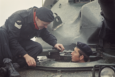 Pangeran memeriksa sebuah tank selama kunjungan ke garnisun Angkatan Darat Inggris di Jerman Barat