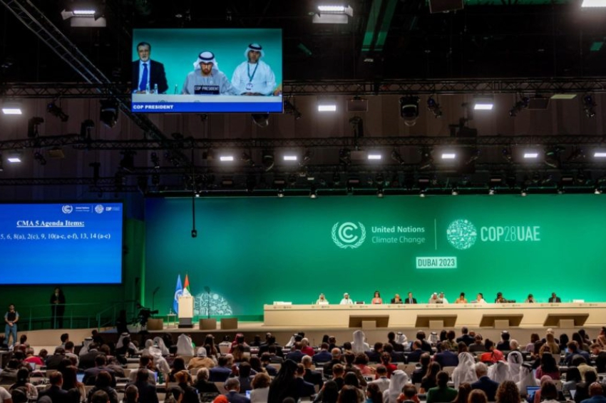 COP28 terminou nesta quarta-feira em Dubai com acordo que prevê o início de uma transição para deixar para trás os combustíveis fósseis | Foto: EFE/EPA/MARTIN DIVISEK