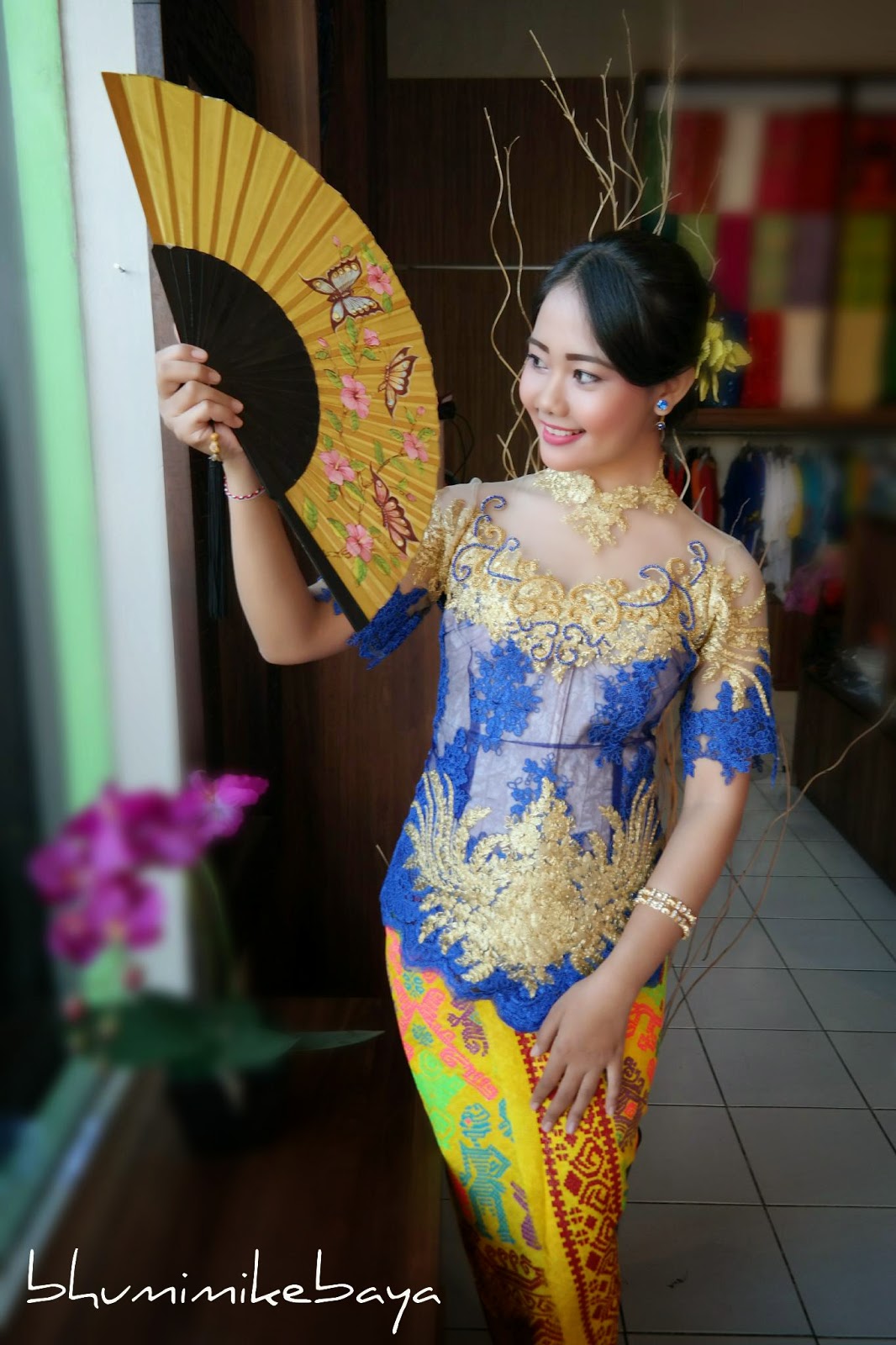 Kebaya Modern Biru dengan aksen Emas