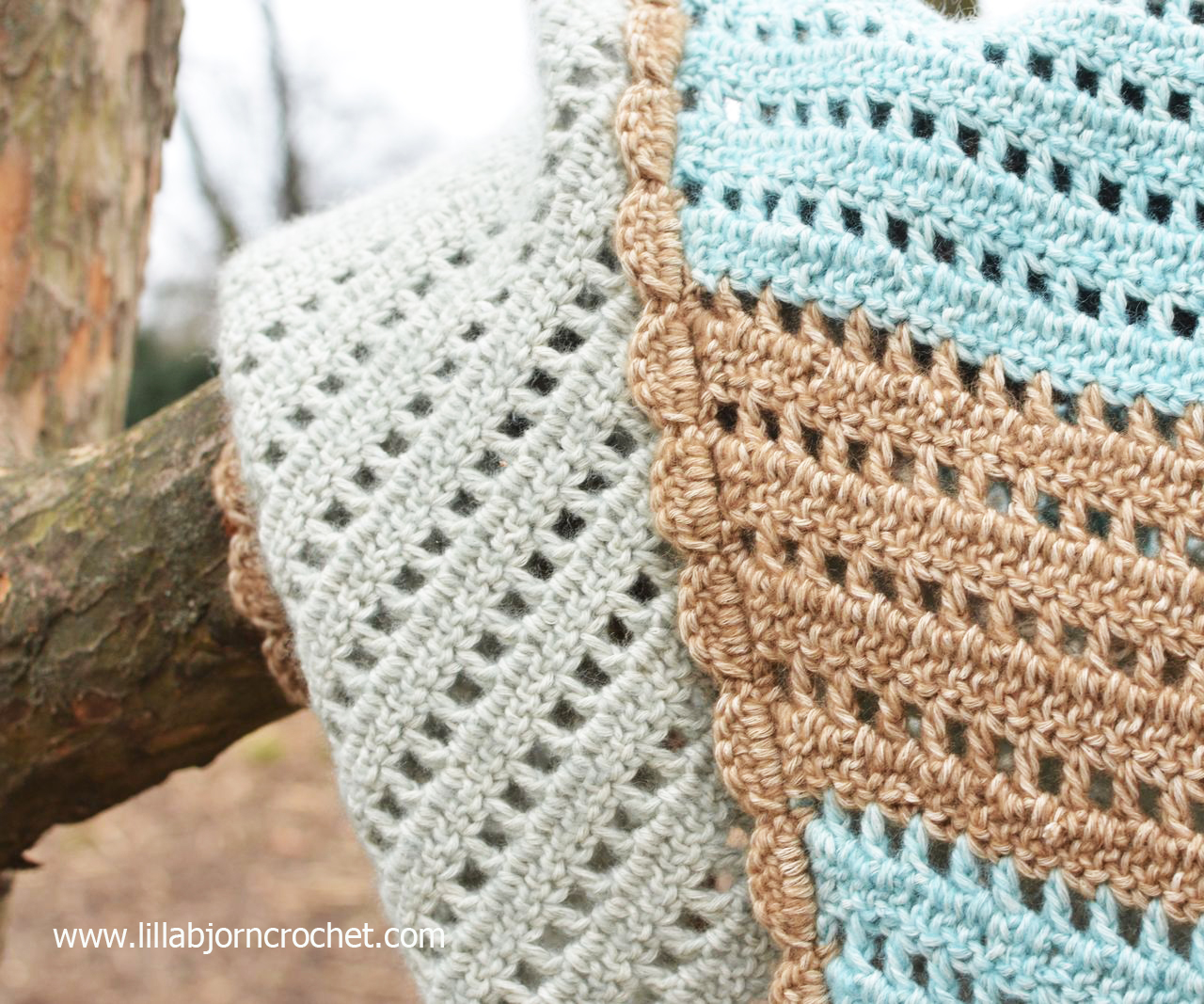 Crochet Shawlette with stripes FREE pattern