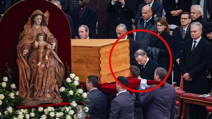 Egyedül a lengyel elnök térdelt XVI. Benedek temetésén