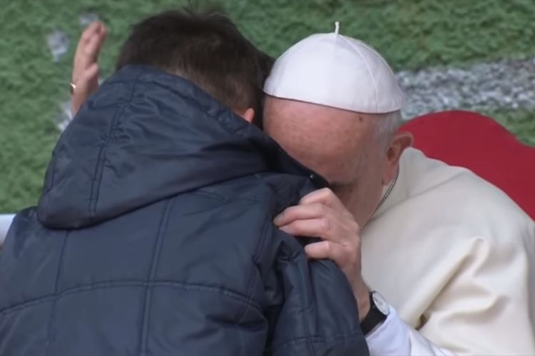 Kisah Mengharukan Seorang Bocah yang Bertanya Pada Paus Fransiskus