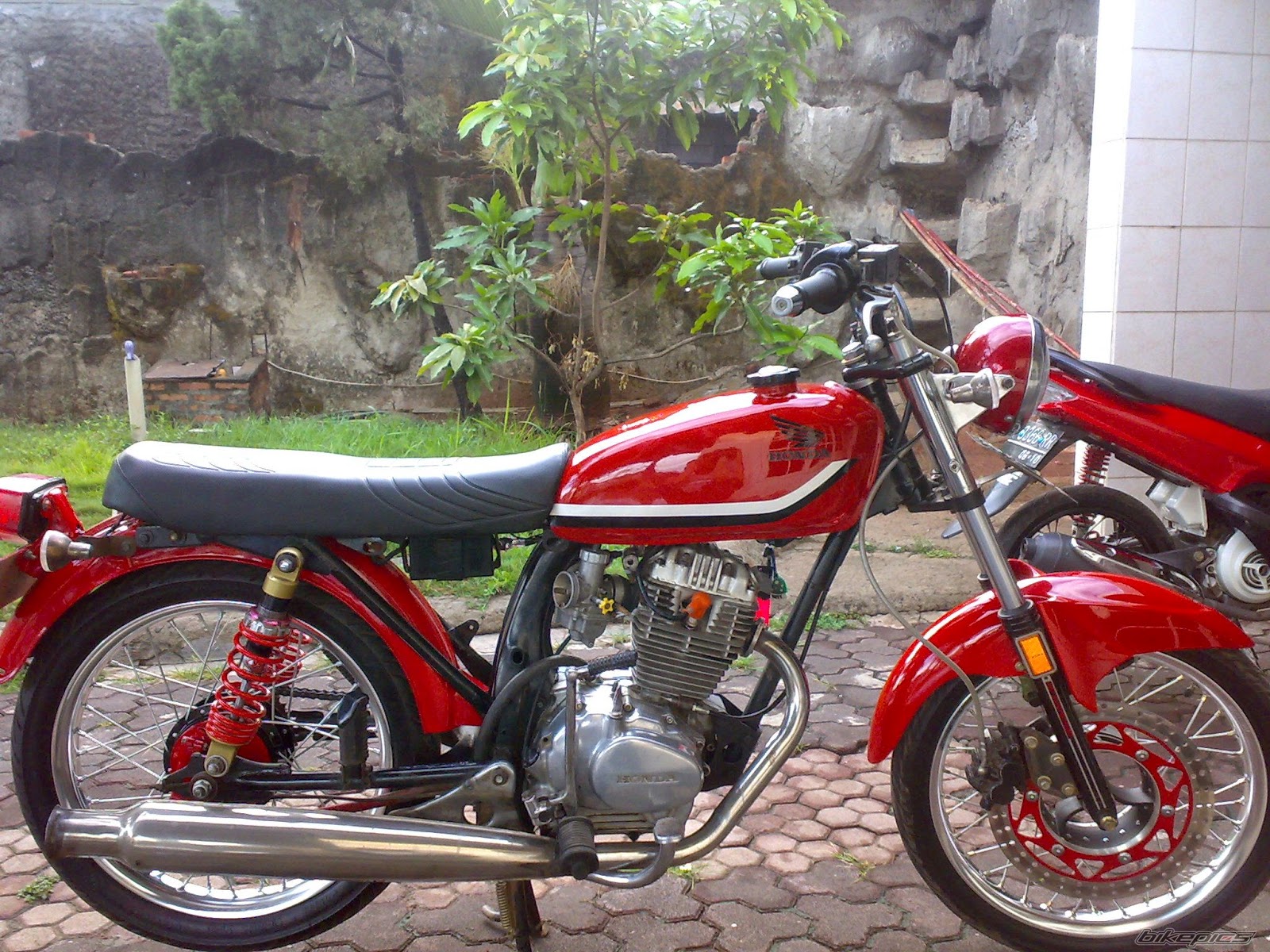 modifikasi motor honda cb 100 merah