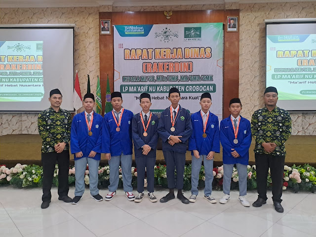 Siswa MA Tajul Ulum (jas biru) mendapat apresiasi dari PC LP Ma'arif NU Grobogan.