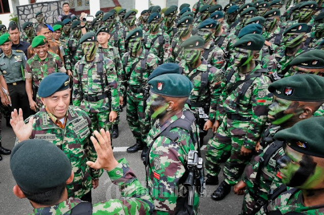 Menteri Pertahanan (Menhan), Ryamizard Ryacudu mengecam aksi pengeroyokan dan penikaman geng motor terhadap anggota TNI AD Pusdiklat Passus, Pratu Galang. Dia pun meminta aparat penegak hukum untuk menindak tegas dan menangkap gerombolan geng motor itu.  "Geng-geng dihabisi saja semuanya karena itu meresahkan. Harus ditangkap semua itu," tegas Ryamizard di Kediaman Megawati, Menteng, Jakarta, Rabu (8/6).  Menurutnya, aksi-aksi serupa harusnya diberantas habis sampai ke akar-akarnya. Hal itu, lantaran, geng-geng tersebut sangat meresahkan masyarakat.