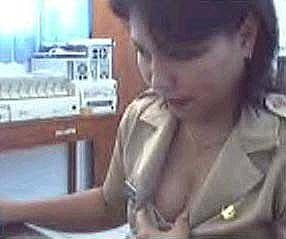 idegue-network.blogspot.com - Foto PNS Yang Sengaja Pamer Celana Dalamnya