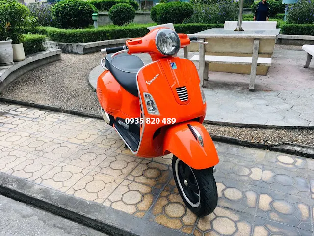 The-Sporty-Orange-Vespa-GTS 300