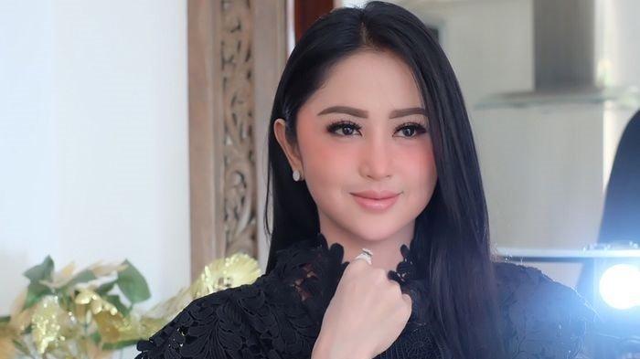 Dewi Perssik Curhat Alasannya Ingin Cerai dengan Suaminya, naviri.org, Naviri Magazine, naviri majalah, naviri