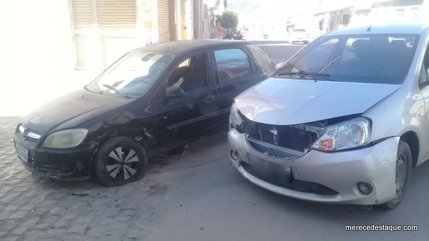 Acidente envolvendo dois carros é registrado em Santa Cruz do Capibaribe