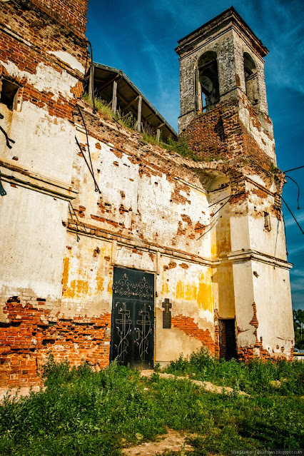 Вход в церковь