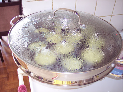 steamer with rice cakes cooking inside