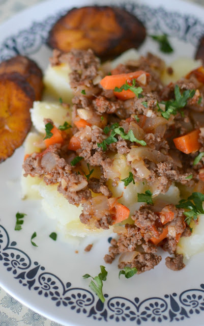 Ground Beef and Vegetables with Garlic Seasoned Potatoes Recipe. Meat and potato comfort food just like your grandma made! This dinner is ready in 30 minutes and is so simple but so delicious! Budget friendly too!