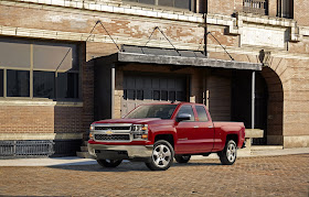 Front 3/4 view of 2015 Chevrolet Silverado 1500 Custom