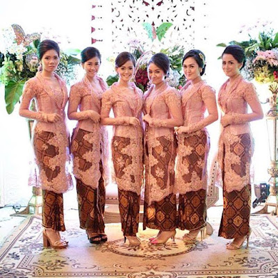 contoh model kebaya broklat dengan rok batik panjang