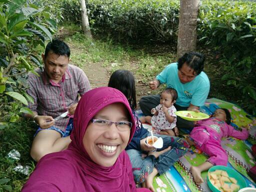 Makan Seru Di Kebun Teh Kabawetan