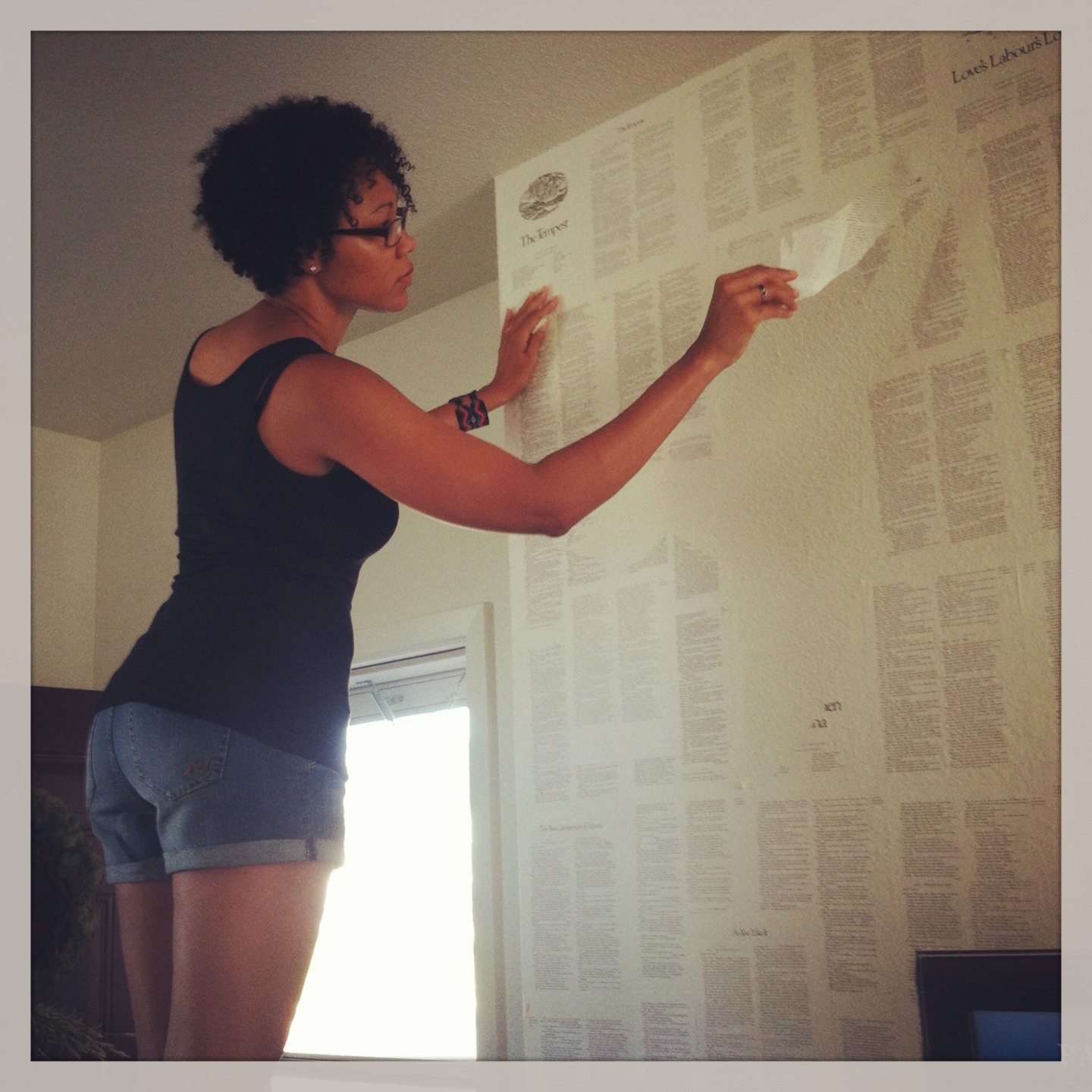 The poor sophisticate: DIY Epic $2 Removable Wallpaper and 