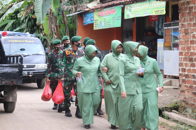 Danyon Armed 13 Kostrad Berikan Bantuan Sembako Ke Warga Cikembang Sukabumi