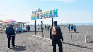 Pengunjung Pantai  Waspadai Gelombang Laut.