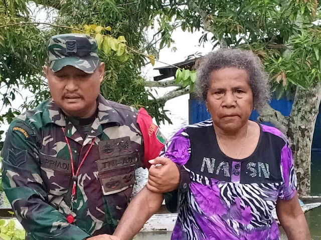  Anggota TNI Selamatkan Nenek Friskila Wally Yang Tertinggal Sendirian di Asei Kecil