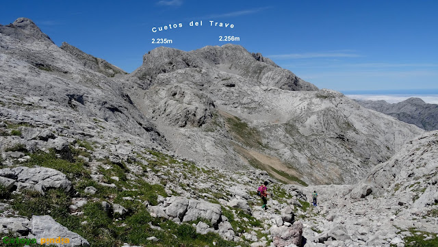 Subida a las Torres Areneras y a las Cuetos del Trave, pasando por el Refugio de Urriellu y el de Cabrones, en el Macizo Central de Picos de Europa.