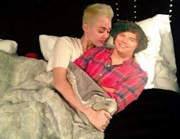 Miley Cyrus en la cama con Harry Styles 