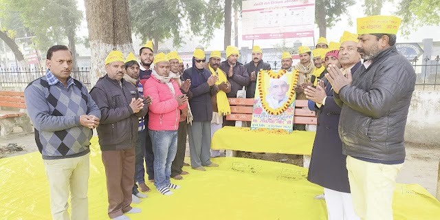 बलिया : महान स्वतंत्रता संग्राम सेनानी रामरक्षा गोंड जी के चित्र पर फूल माला श्रद्धा सुमन अर्पित कर दी गई श्रद्धांजलि 