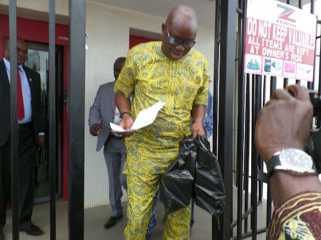 Fayose storms Zenith Bank, withdraws N5million (photos)