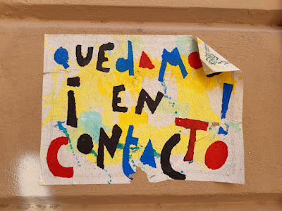 Cartel pegado en la pared con la frase “¡Quedamos en contacto!”