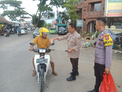 Ramadhan Berkah, Personil Polsek Cibeber Polres Cilegon Bagikan Takjil Gratis Kepada Masyarakat