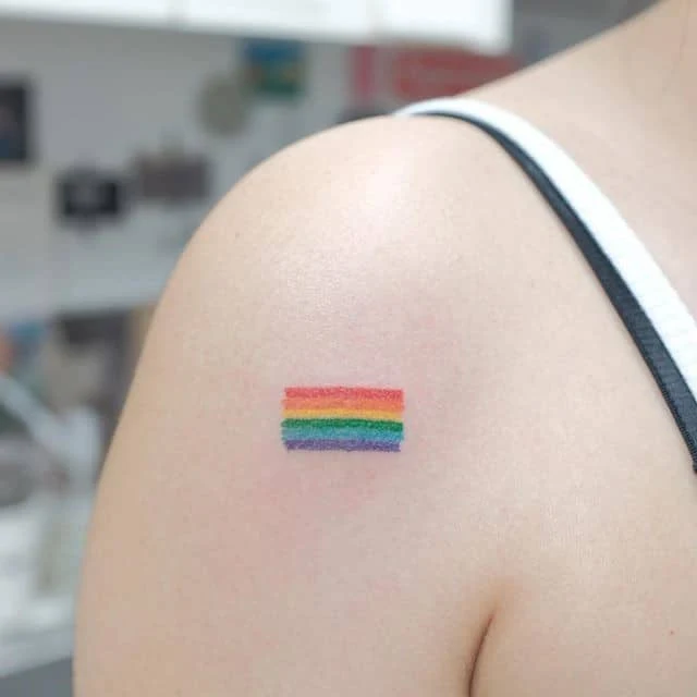 Tatuaje de arcoíris en color