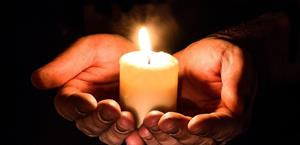 Des bougies pour accompagner le temps des obsèques et du deuil