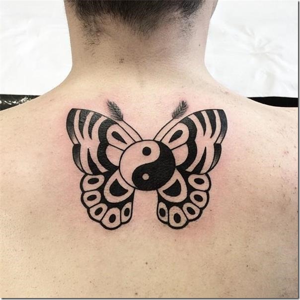 una-notable-mariposa-en-la-espalda una-notable-mariposa-en-la-espalda